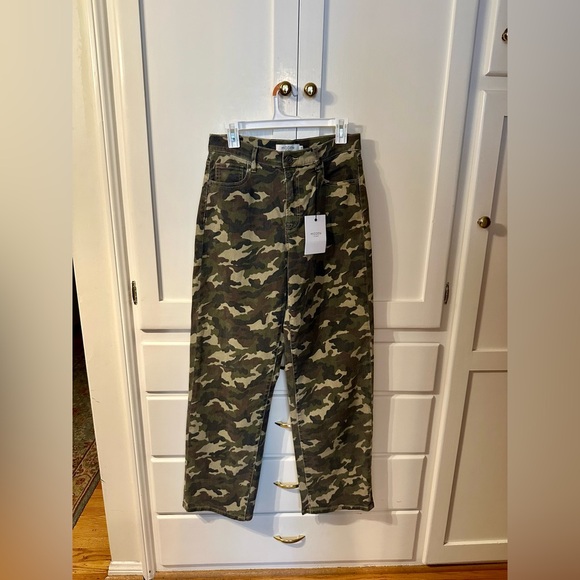 💚NWT VICI Hidden Denim Lucienne Camo Straight Leg Pants💚 - Picture 3 of 6
